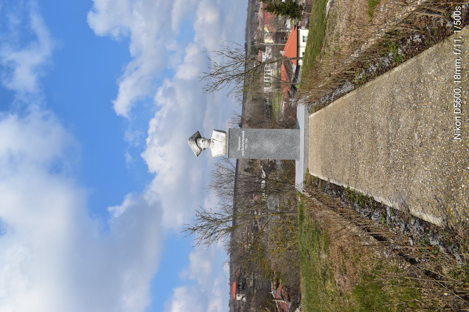 паметник 12